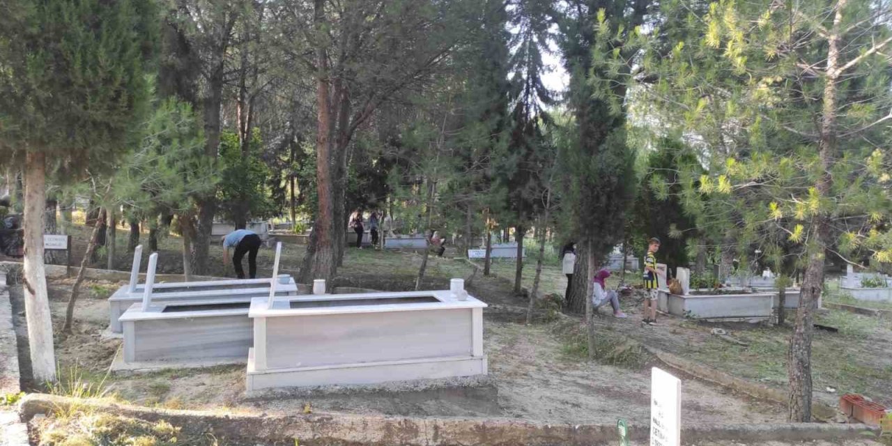 Selendi’de mezarlıklara ziyaretçi akını