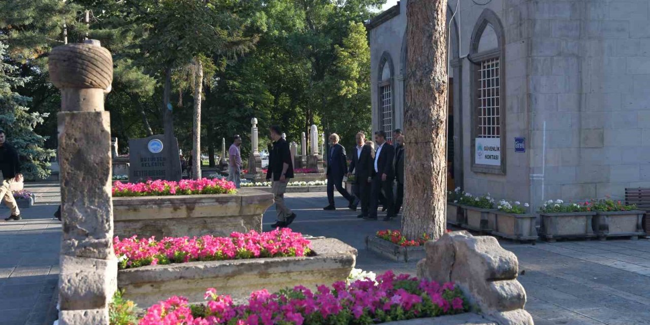 Başkan Büyükkılıç, bayram namazı sonrası vatandaşla buluştu