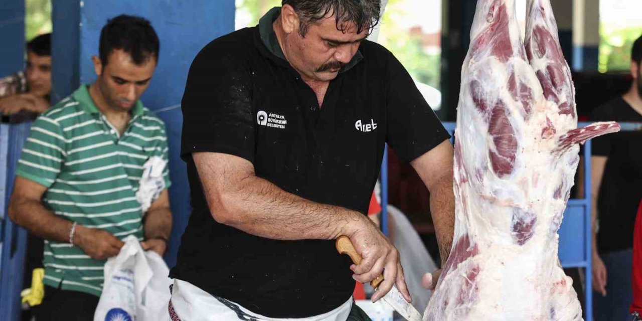 Büyükşehir 3 farklı noktada ücretsiz kurban kesim hizmeti verdi