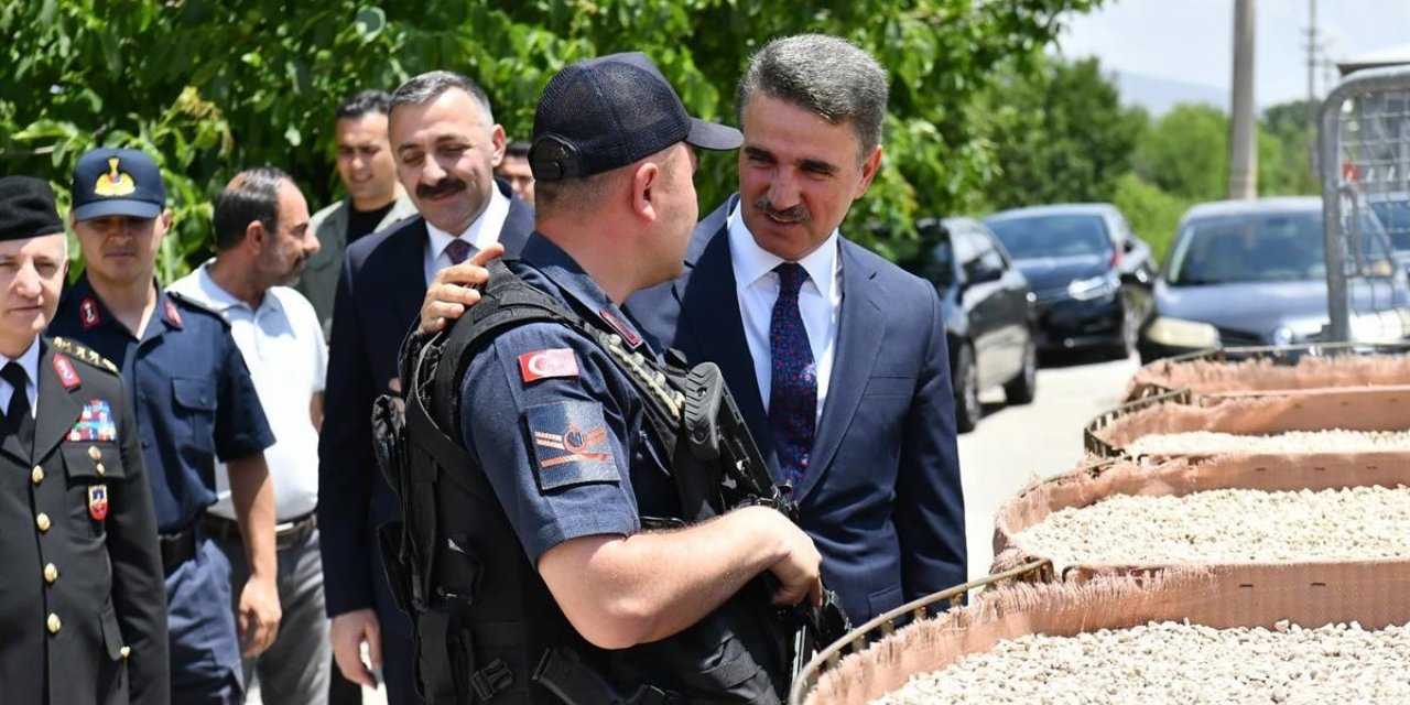 Vali Baruş, bayram nedeniyle yol kontrol noktalarını ziyaret etti