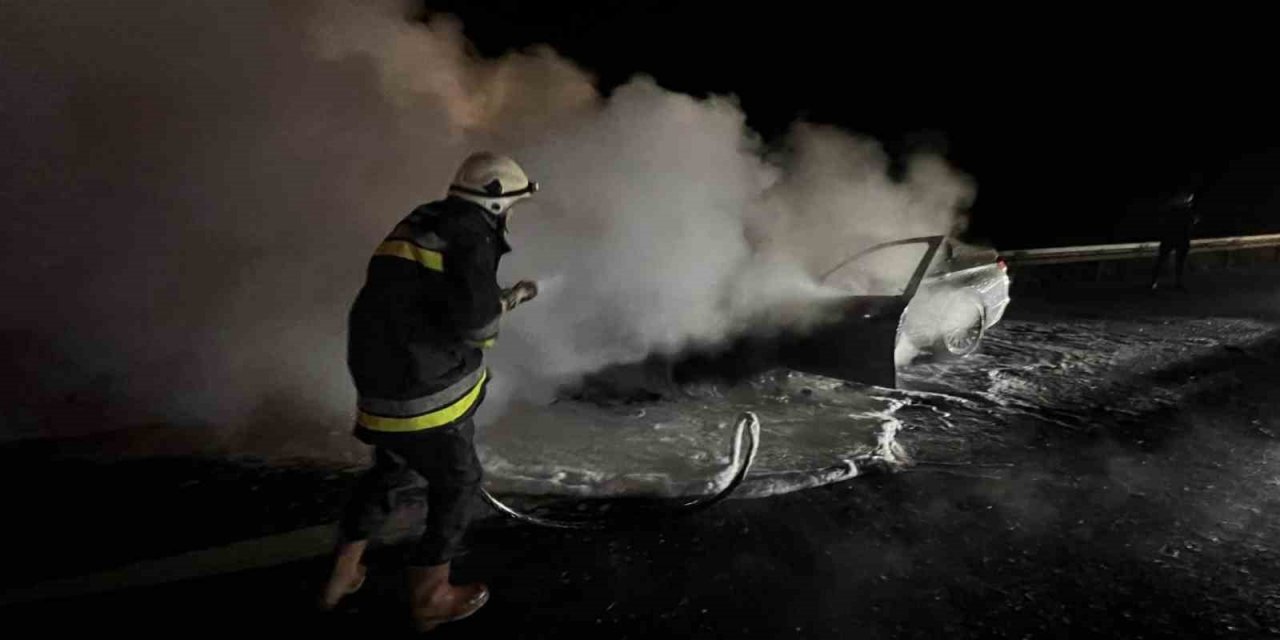 Bolu’da alev alev yanan otomobil hurdaya döndü