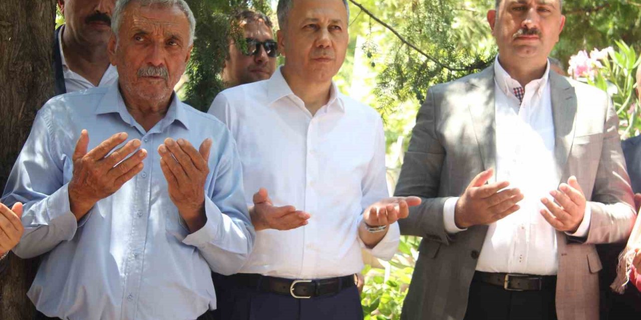 İçişleri Bakanı Ali Yerlikaya İslahiye’de depremzedelerle buluştu