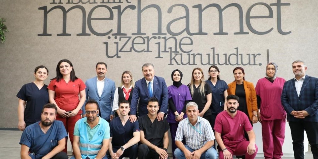 Bakan Koca’dan rekor sürede tamamlanan hastaneye bayram ziyareti