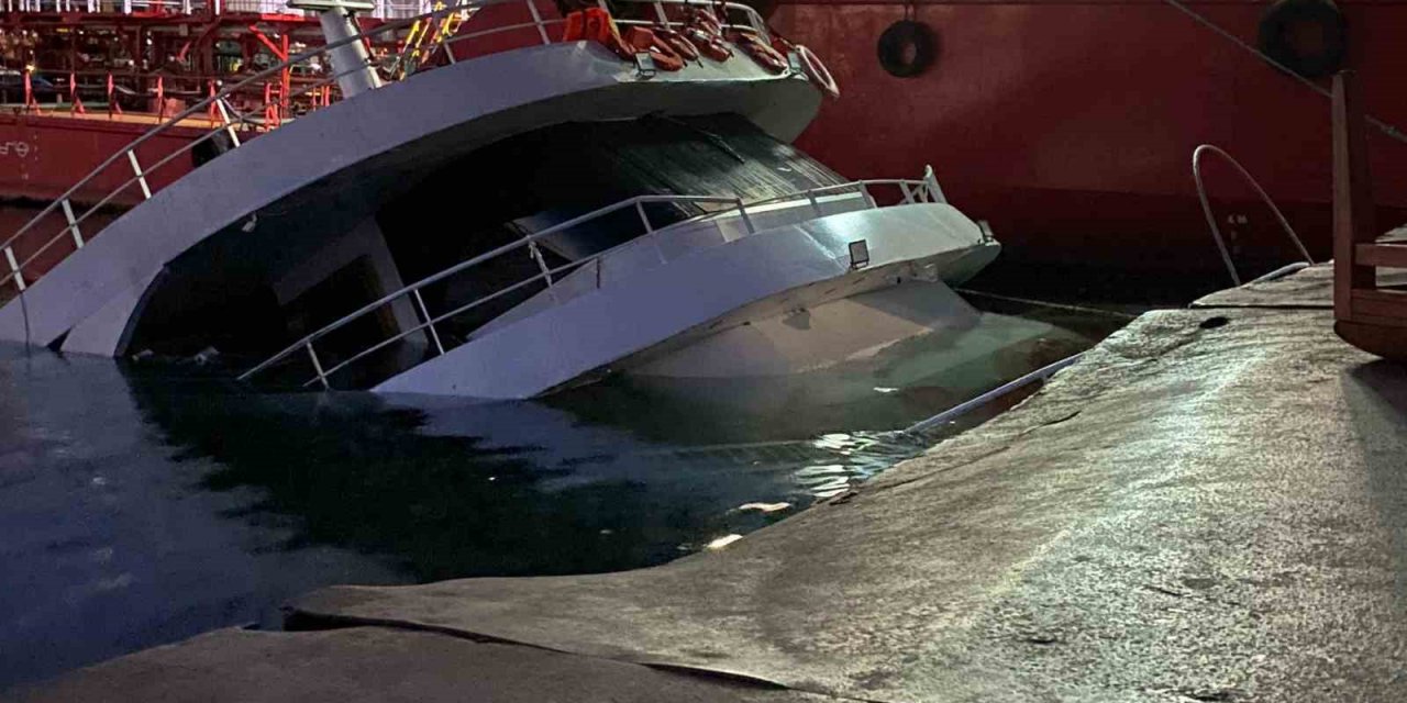 Yenikapı sahilde tur teknesi battı