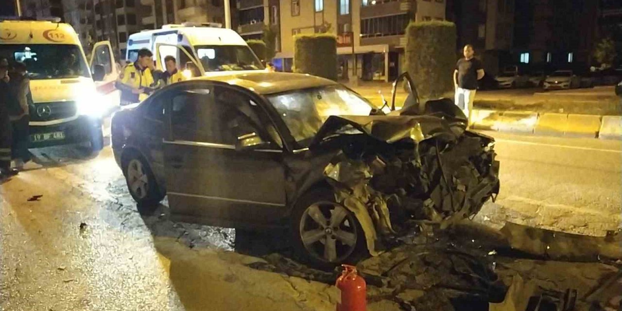 İki otomobil çarpıştı: 3 yaralı