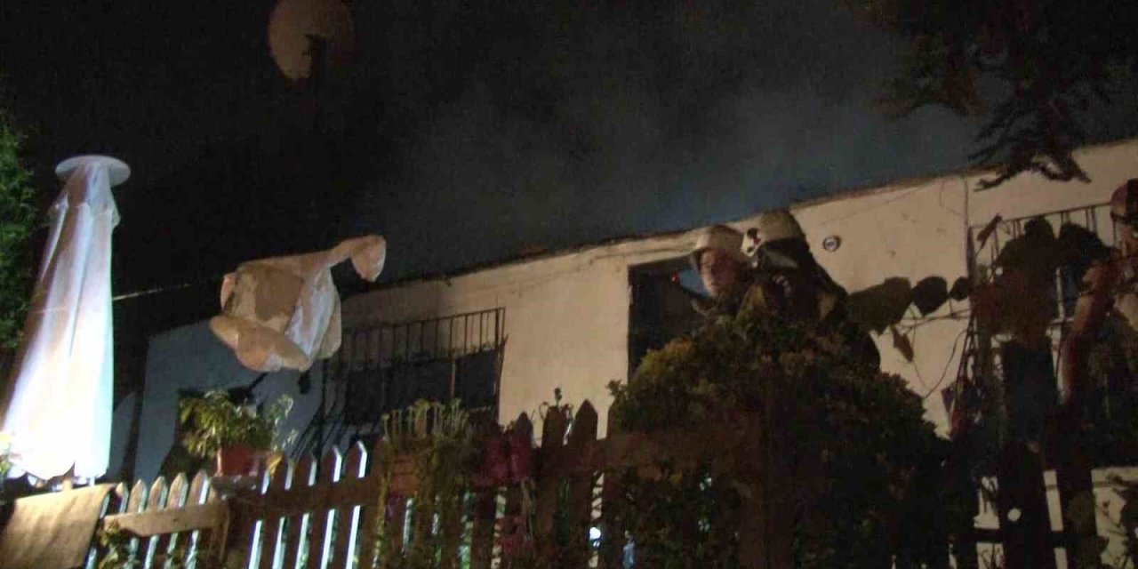 Beykoz’da tek katlı ev alev alev yandı
