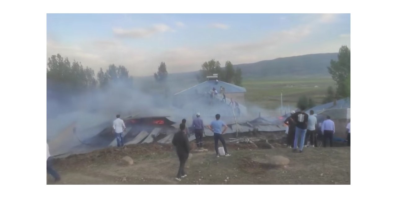 Özalp’ta ev ve ahır yangını