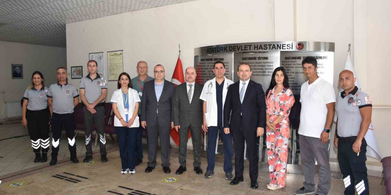 İl Sağlık Müdürü Şenkul, bayramı görev başında geçiren personeli ile bayramlaştı