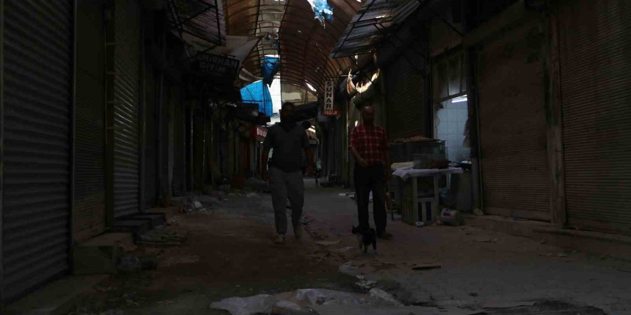 Bayramlarda cıvıl cıvıl olan enkaz kent, iş makinesi seslerinin susmasıyla sessizliğe büründü