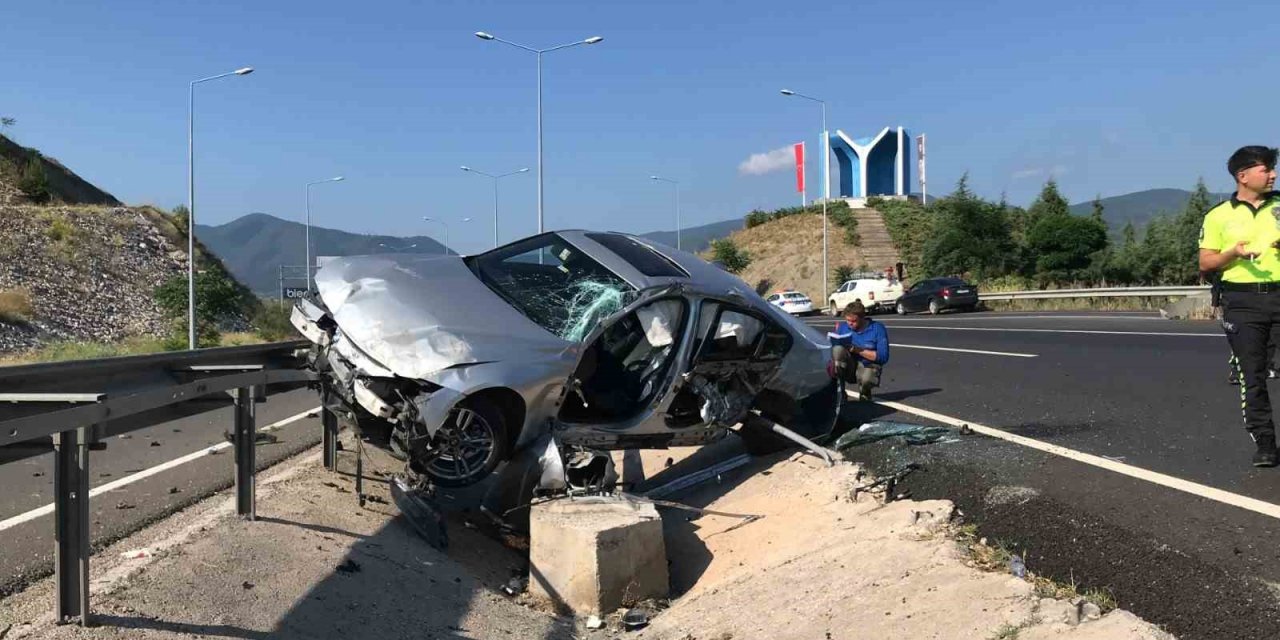 Bilecik’te otomobil bariyerlere çarptı: 2 yaralı