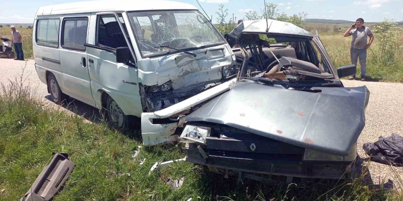 Kamyonetle otomobilin çarpıştığı kazada 3 kişi yaralandı