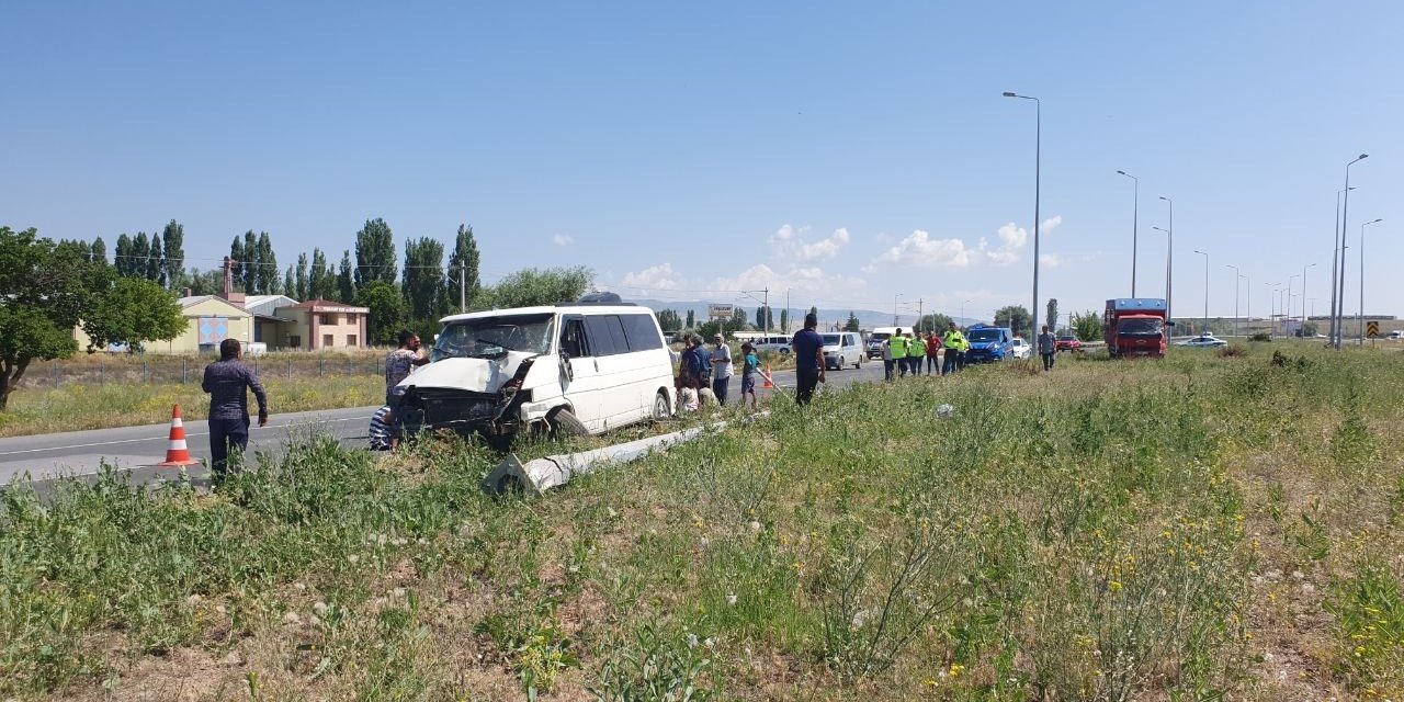Ticari araç ile kamyon çarpıştı: 1 ölü, 14 yaralı