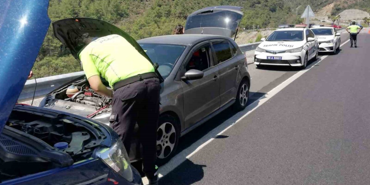 Fethiye’de yolda kalanların imdadına polis ekipleri yetişti