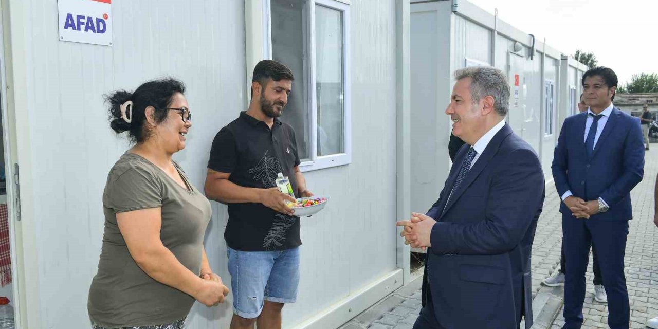 Vali Elban, depremzedeler ile bayramlaştı