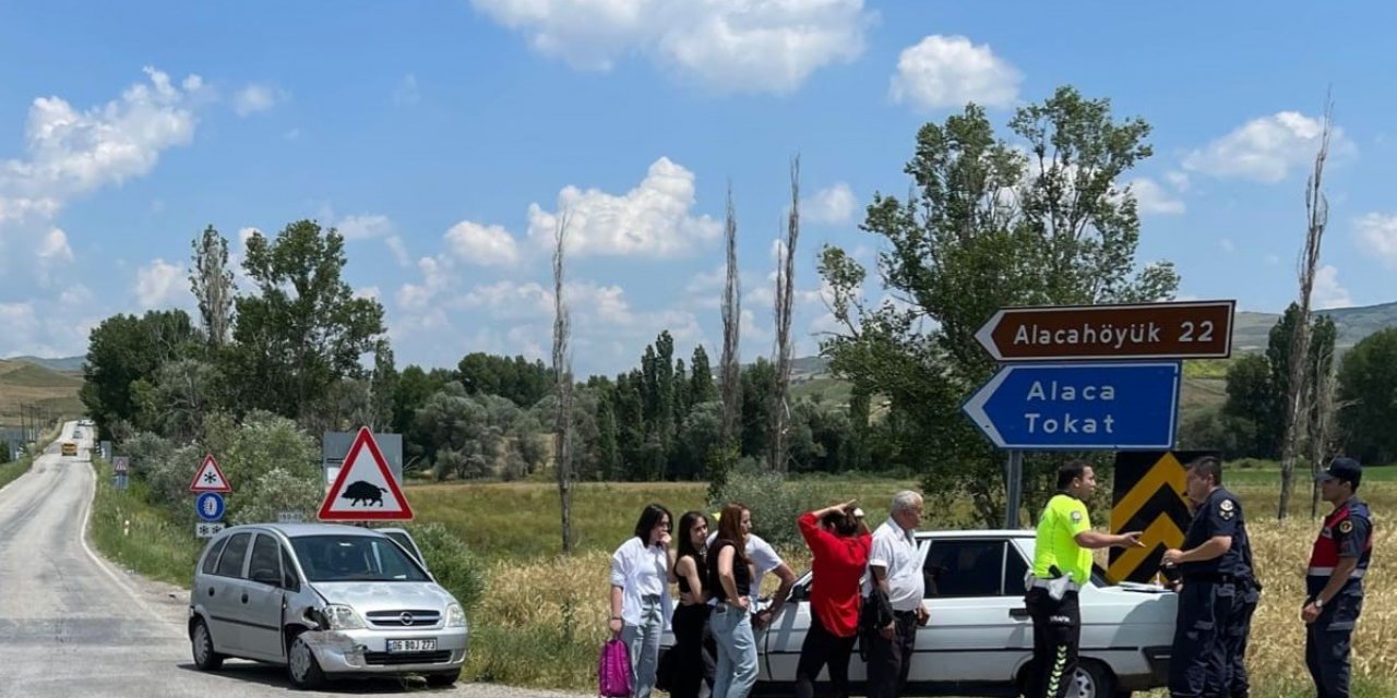 Çorum’da 3 araç birbirine girdi: 1 yaralı