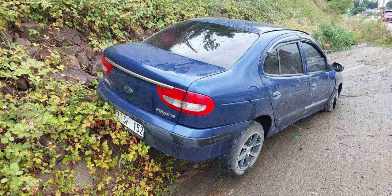 Lastiği patlayan otomobil su kanalına düştü: 3 yaralı