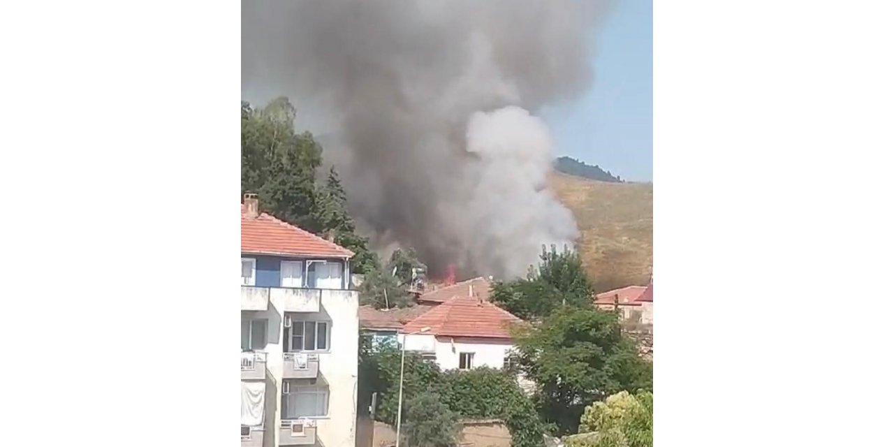 Manisa’da ev yangını yürekleri ağza getirdi