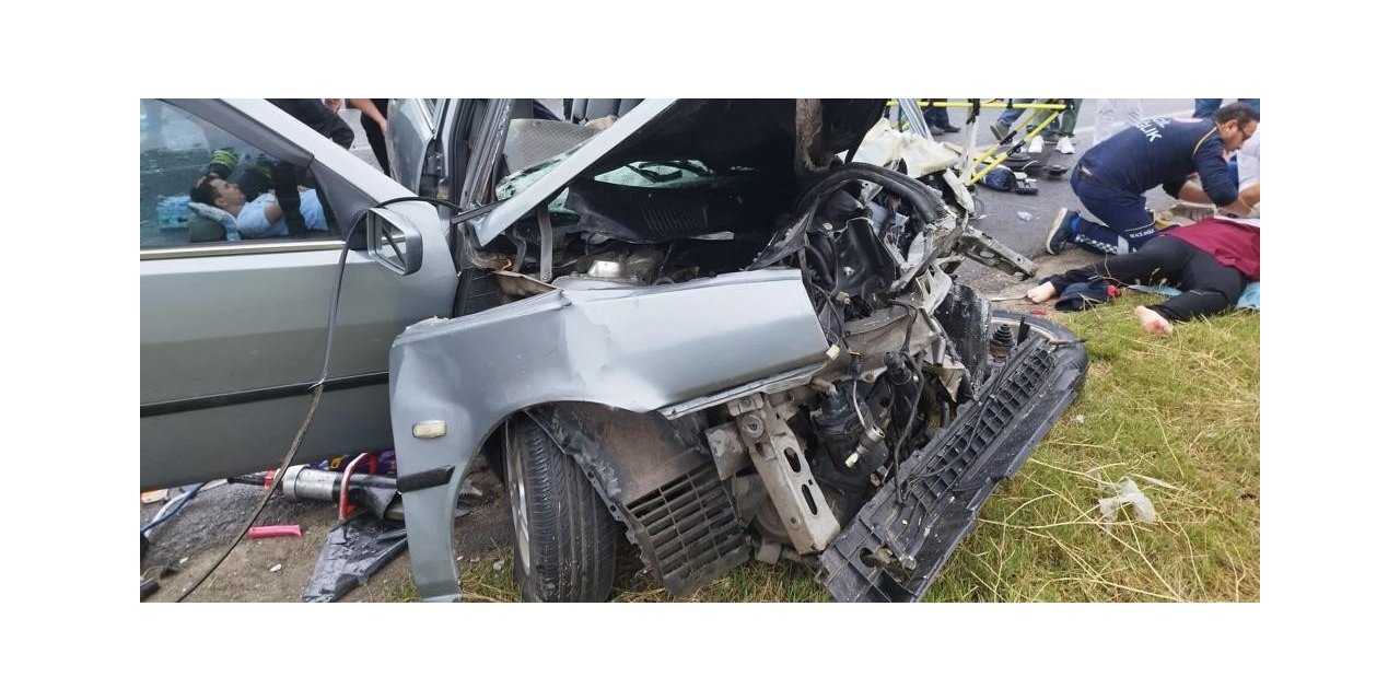 Yolcu otobüsü ile otomobil çarpıştı: 1 ölü, 3 yaralı