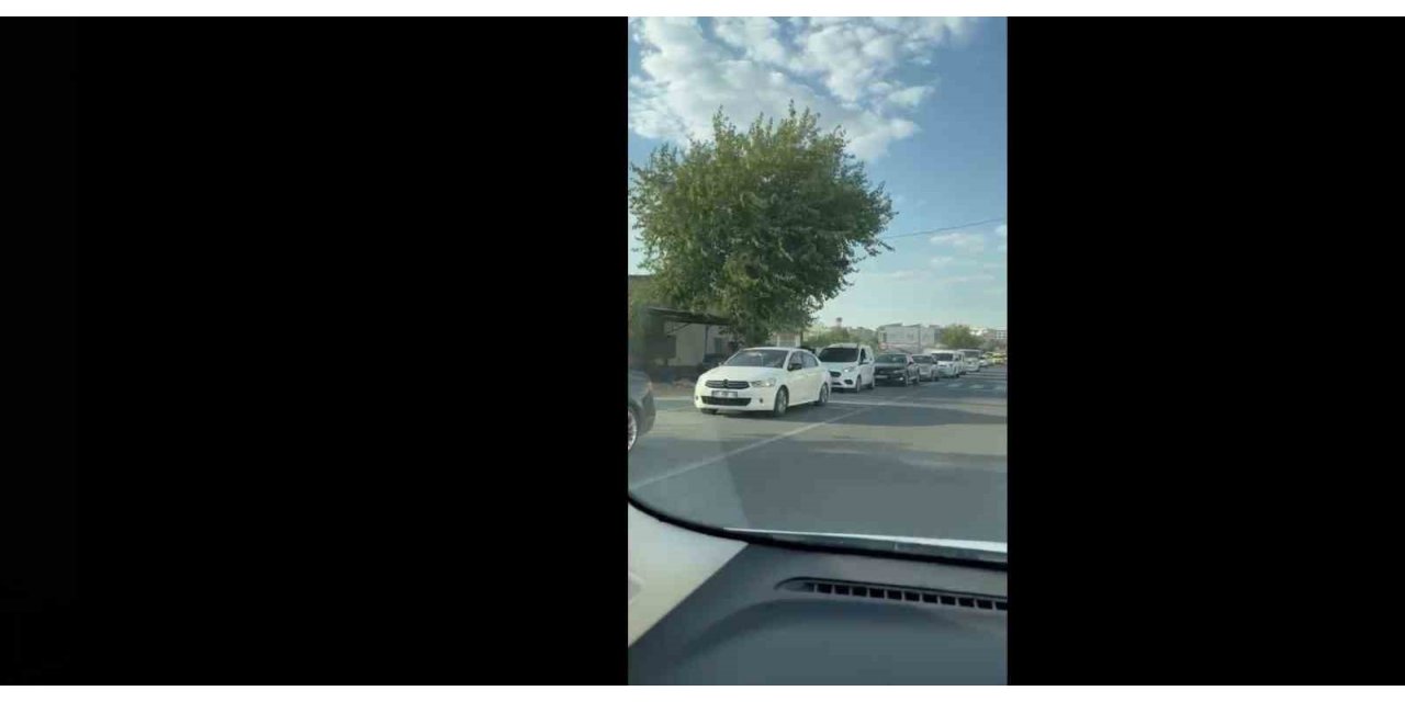 Beyazsu mesire alanında araç kuyruğu 20 kilometreyi aştı