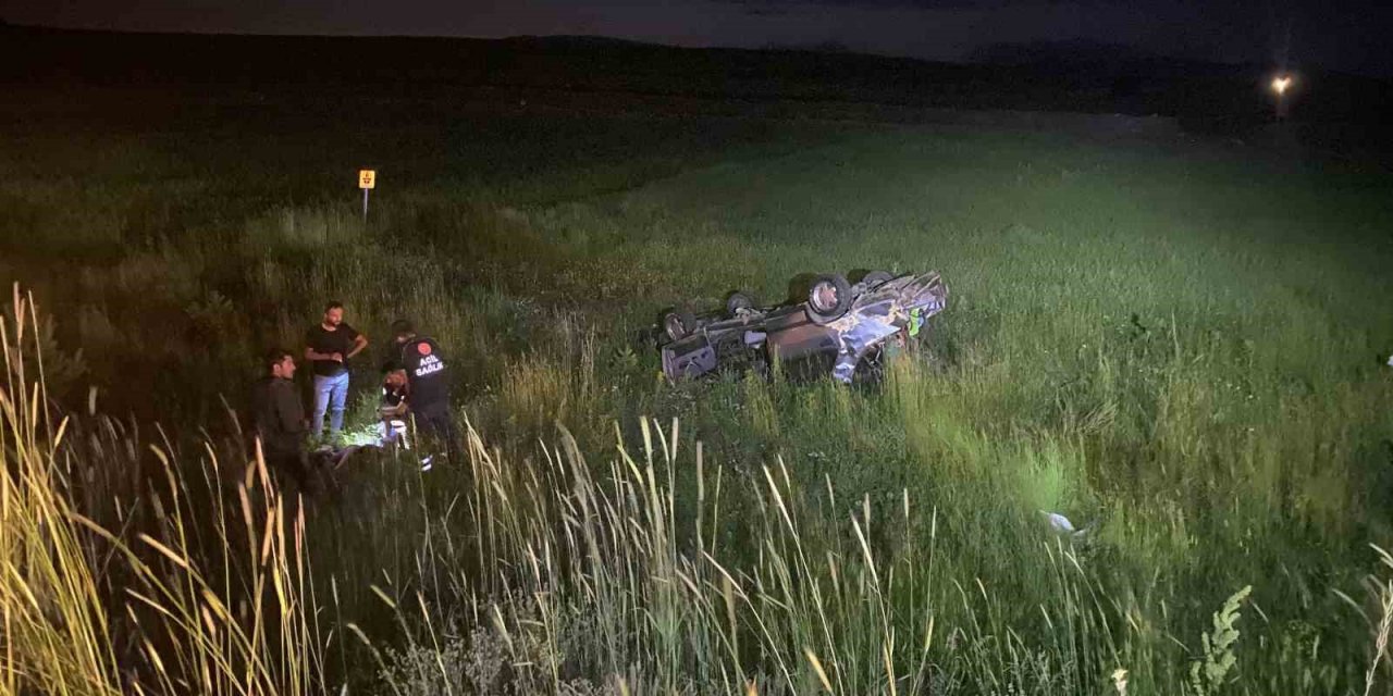 Sivas’ta otomobil yoldan çıkarak takla attı: Anne, baba ve bebekleri yaralandı