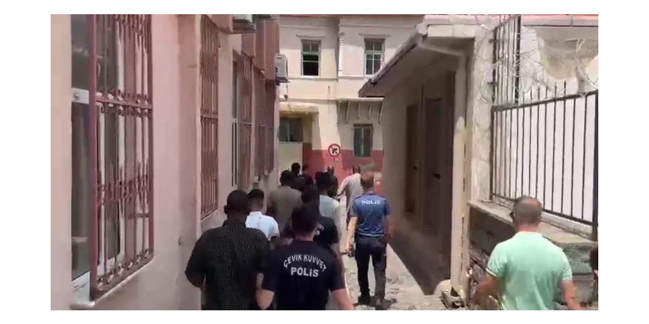 İzmir polisi düzensiz göçmenleri kıskaca aldı: 109 kişi yakalandı