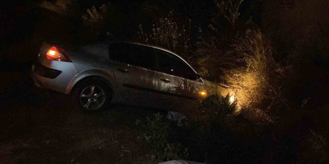 Virajı alamayan otomobil duvara çarparak durabildi