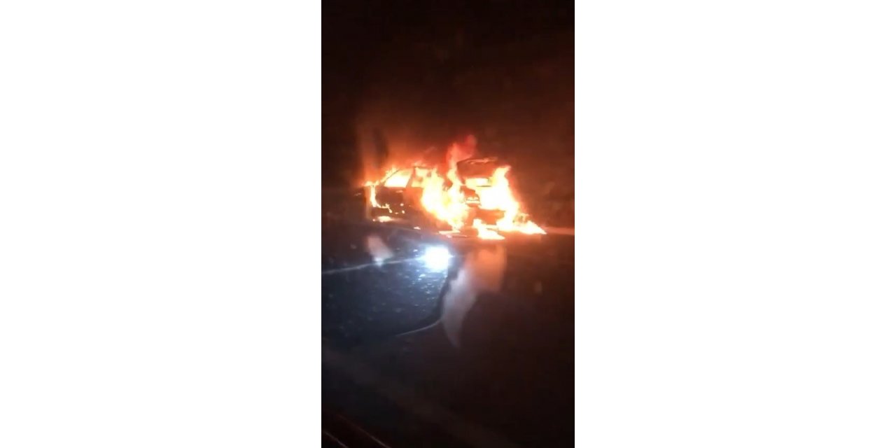 Bursa’da seyir halindeki otomobil alev topuna döndü