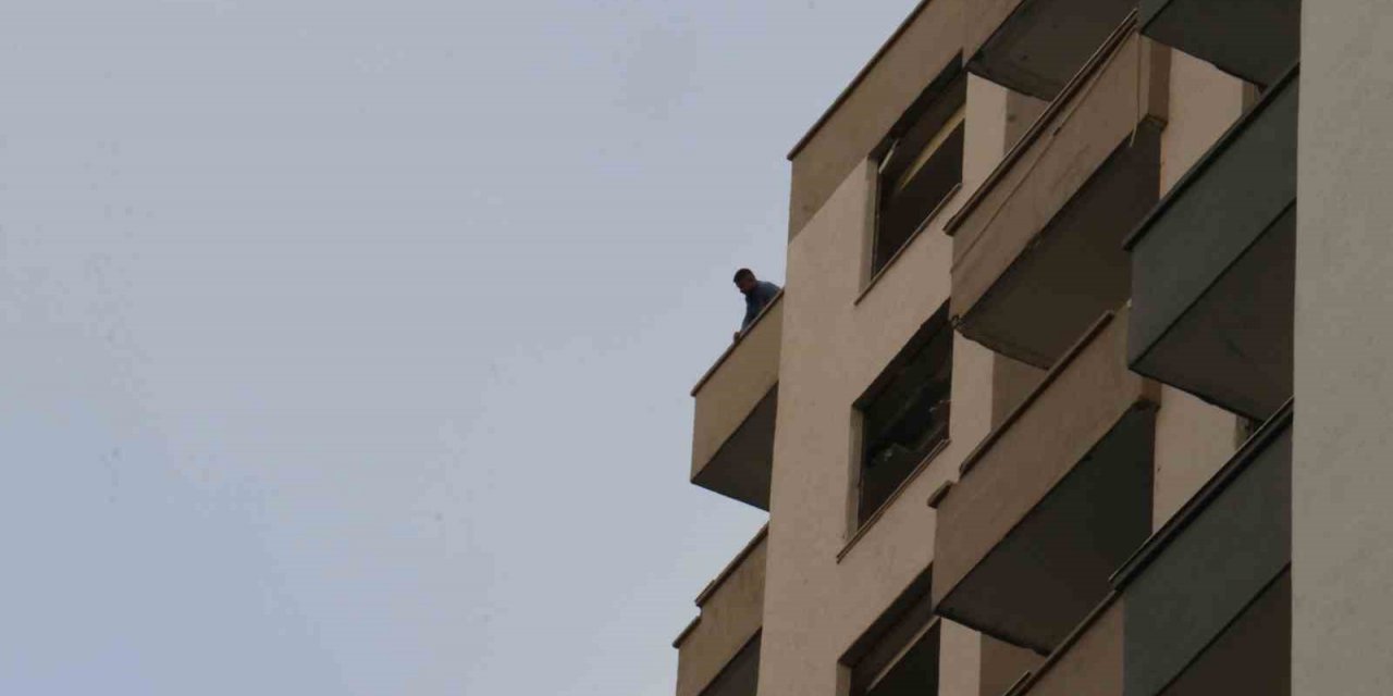 Cüzdanı çalınınca ağır hasarlı binanın damına çıkarak intihara kalkıştı