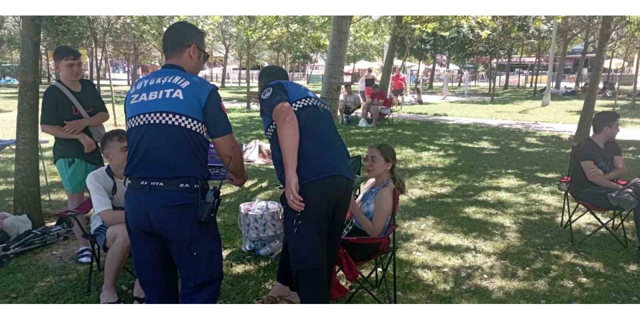 Vatandaşlara çikolata ikramı