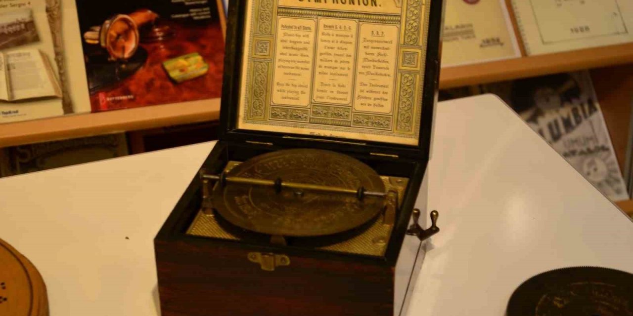 Koleksiyoner Raif Kara, geçmişin seslerini geleceği taşıyor