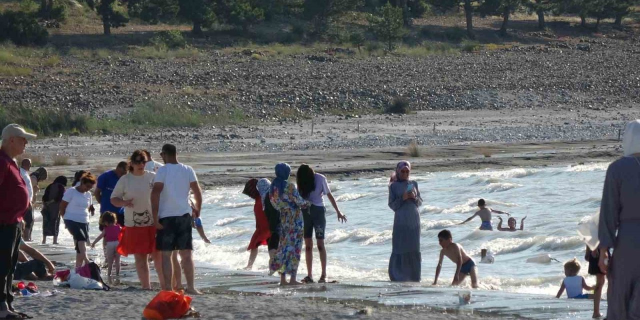 Türkiye’nin Maldivleri Salda Gölü’ne bayramda ziyaretçi akını