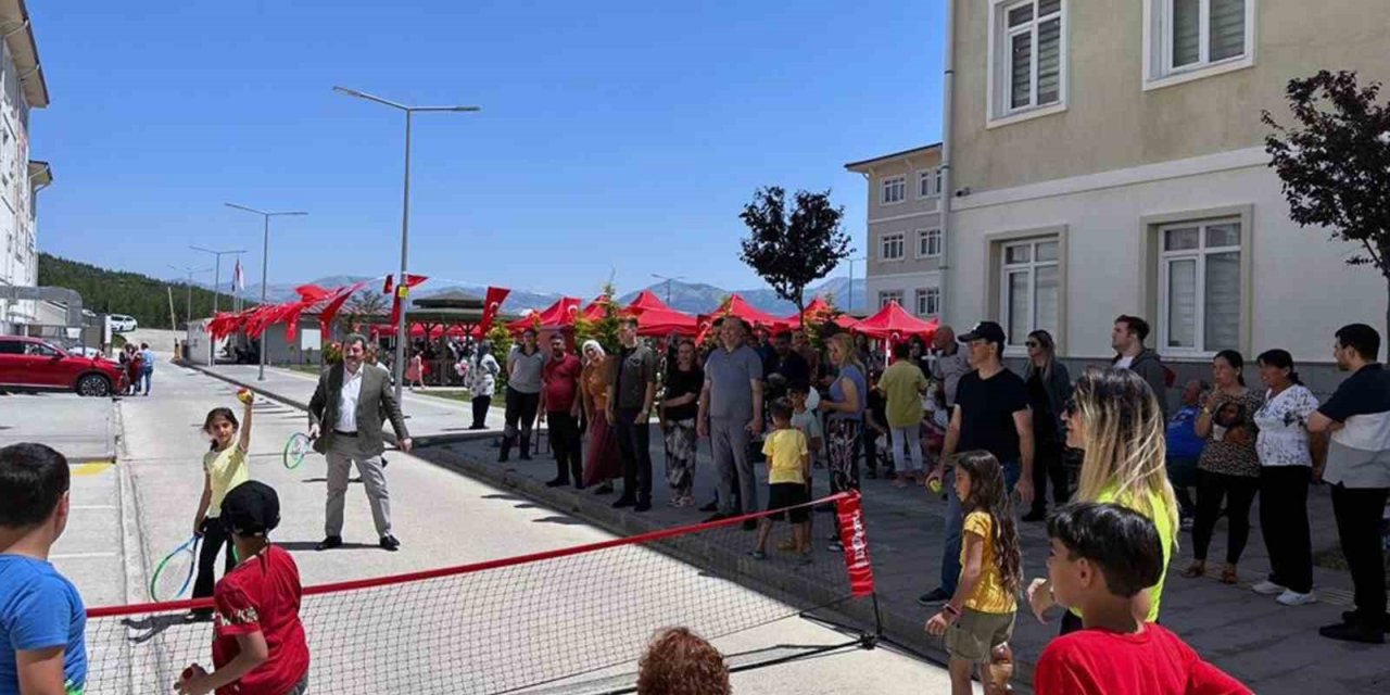 Vali Tavlı depremzede aileler ile Bayram şenliğinde bir araya geldi