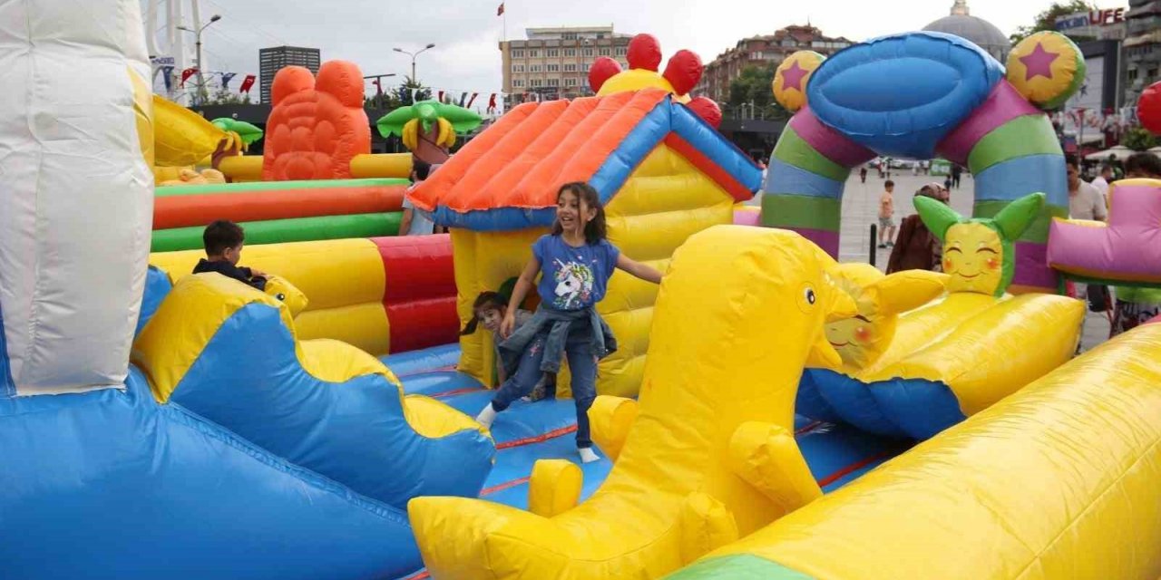 Çocuklar bayram şenliğinde eğleniyor