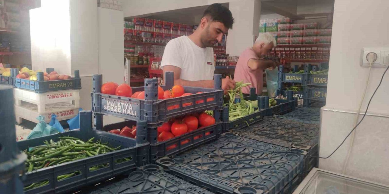 Bayramda nüfusu iki katına çıkan ilçede maket rafları boşaldı