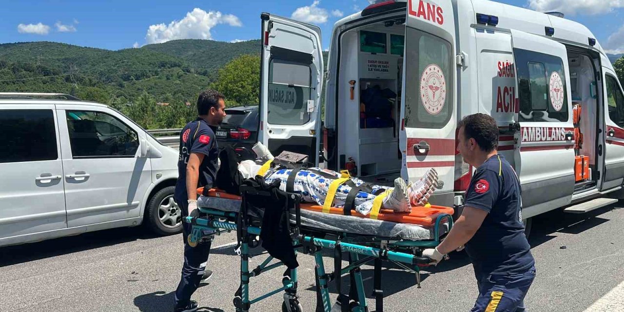 Otomobil çekiciye arkadan çarptı: 4 yaralı