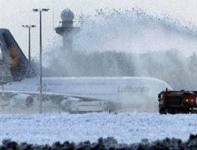 Yağış uçuşları engelledi