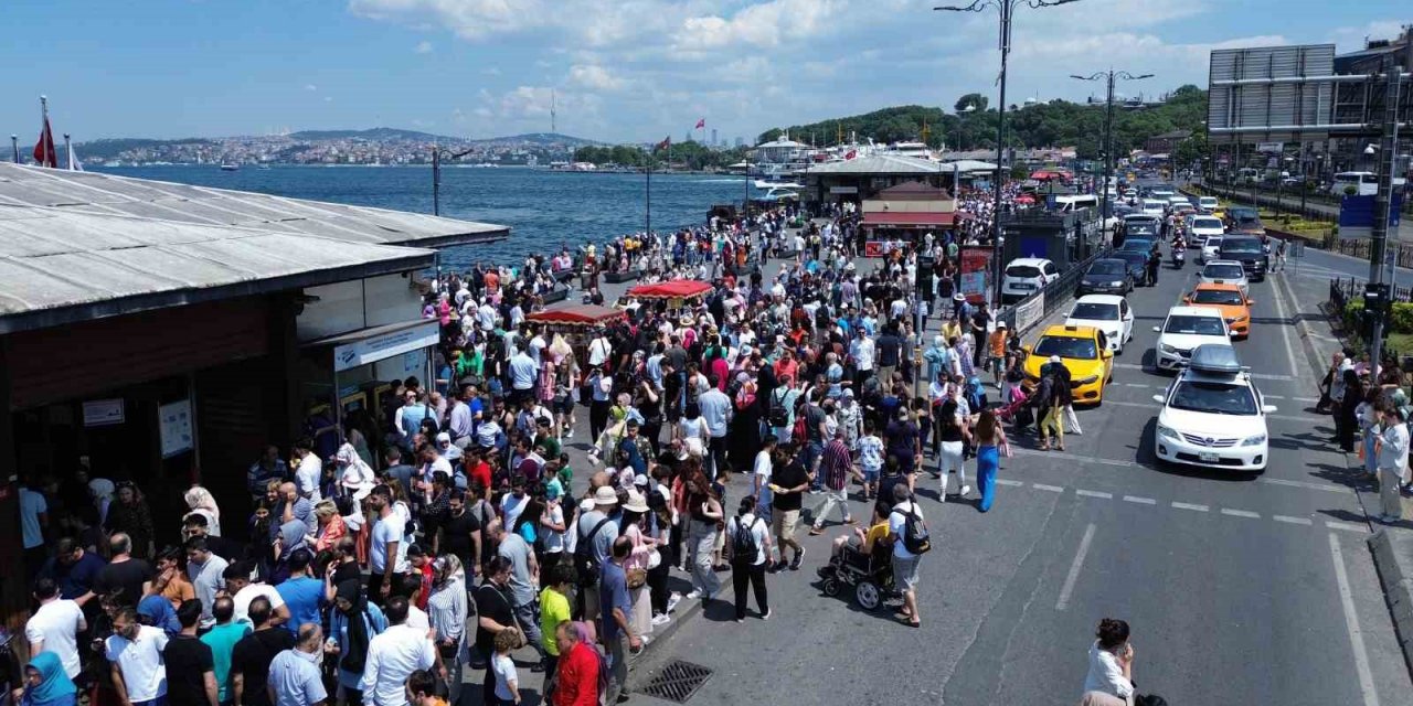 Eminönü’nde bayram nedeniyle oluşan insan seli havadan görüntülendi