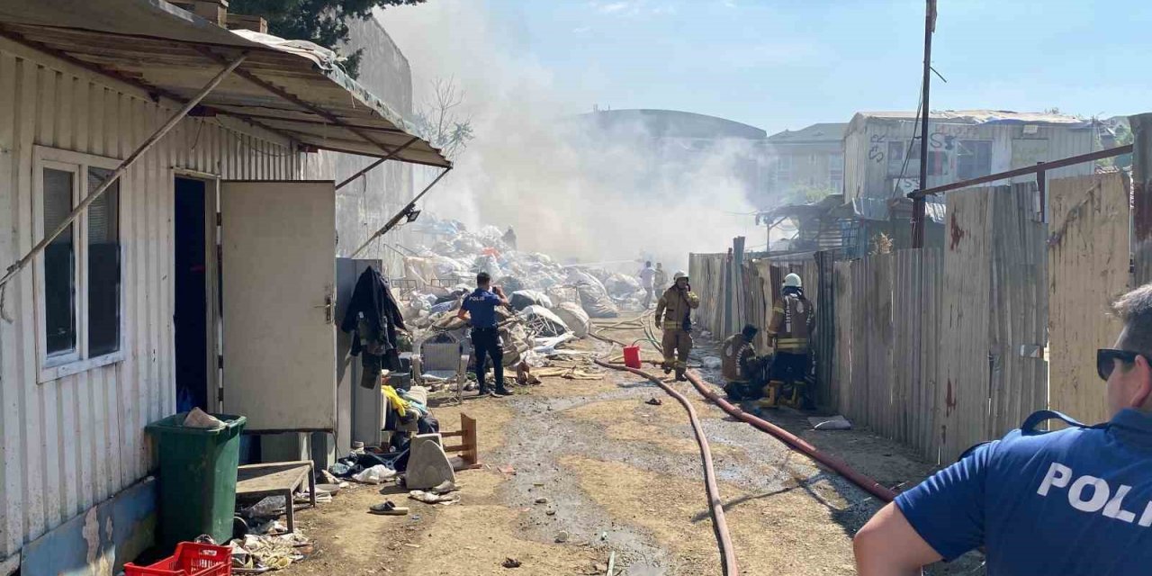 Tuzla’da geri dönüşüm tesisinde çıkan yangın Marmaray’da gecikmelere neden oldu