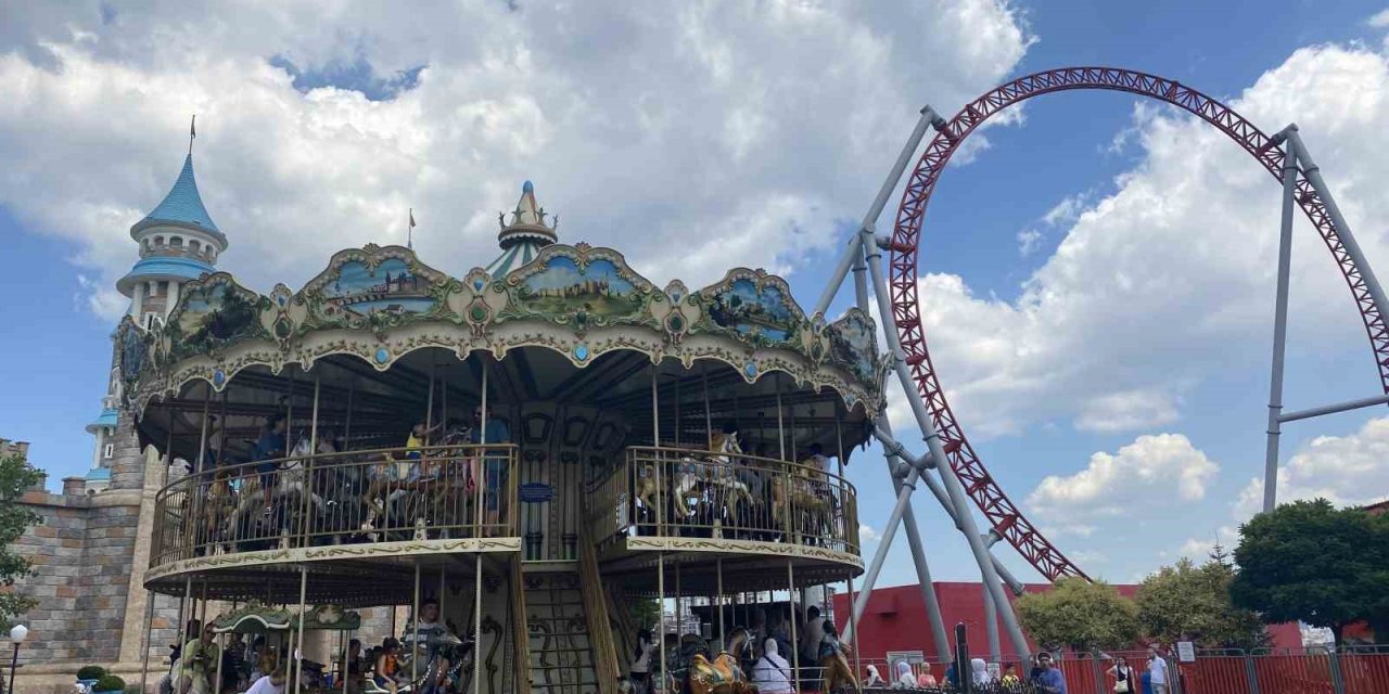 Bayram harçlıklarını toplayan çocuklar soluğu eğlence parkında aldı