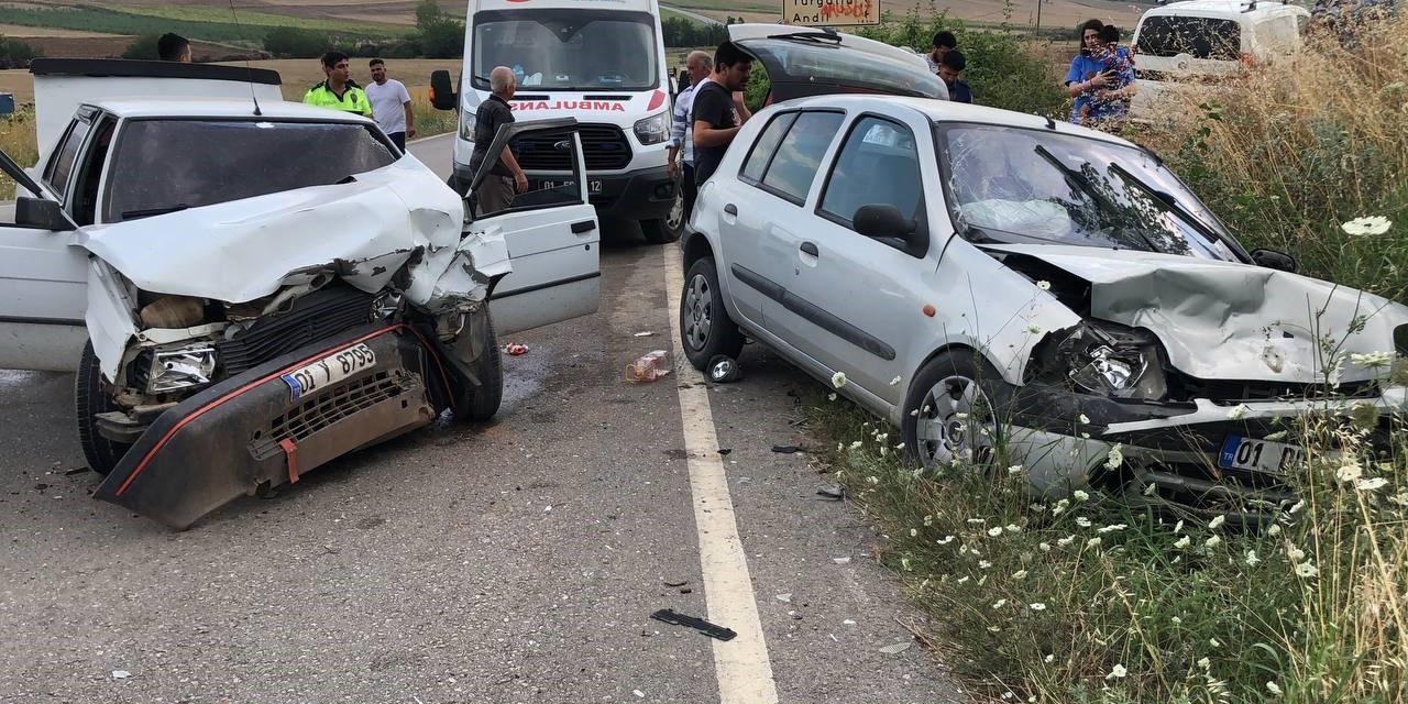 Adana’da iki araç kafa kafaya çarpıştı: 4 yaralı