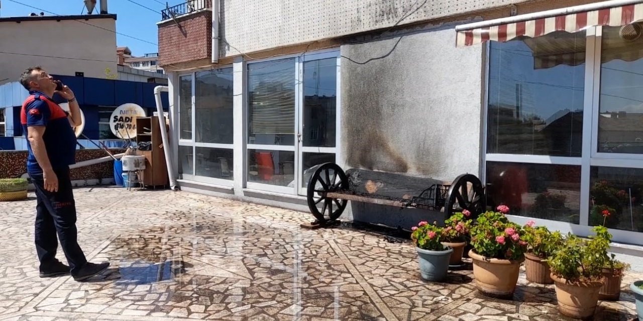 Banka atılan izmarit yangına neden oldu