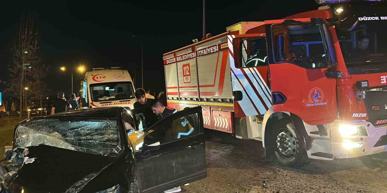 Düzce’de iki araç kafa kafaya çarpıştı: 2 ölü, 11 yaralı