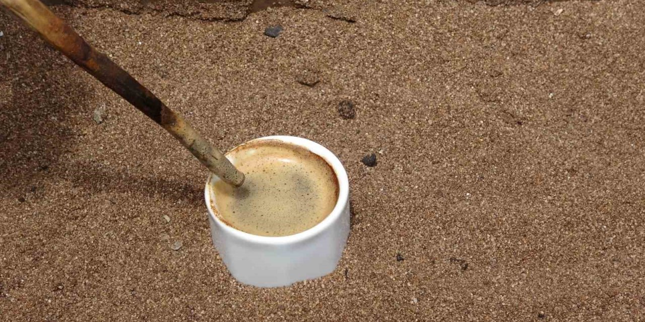 Assos’ta kumda kahve keyfi