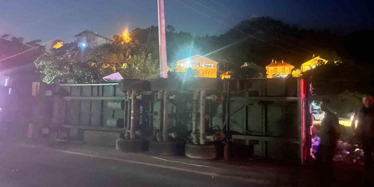 Antalya’da tır devrildi: 1 yaralı