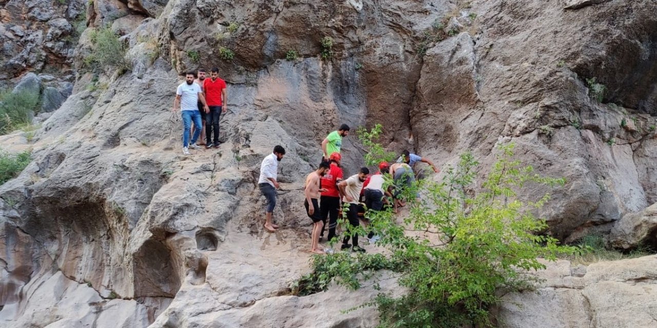 Kayalıklardan düşen genç yaralandı