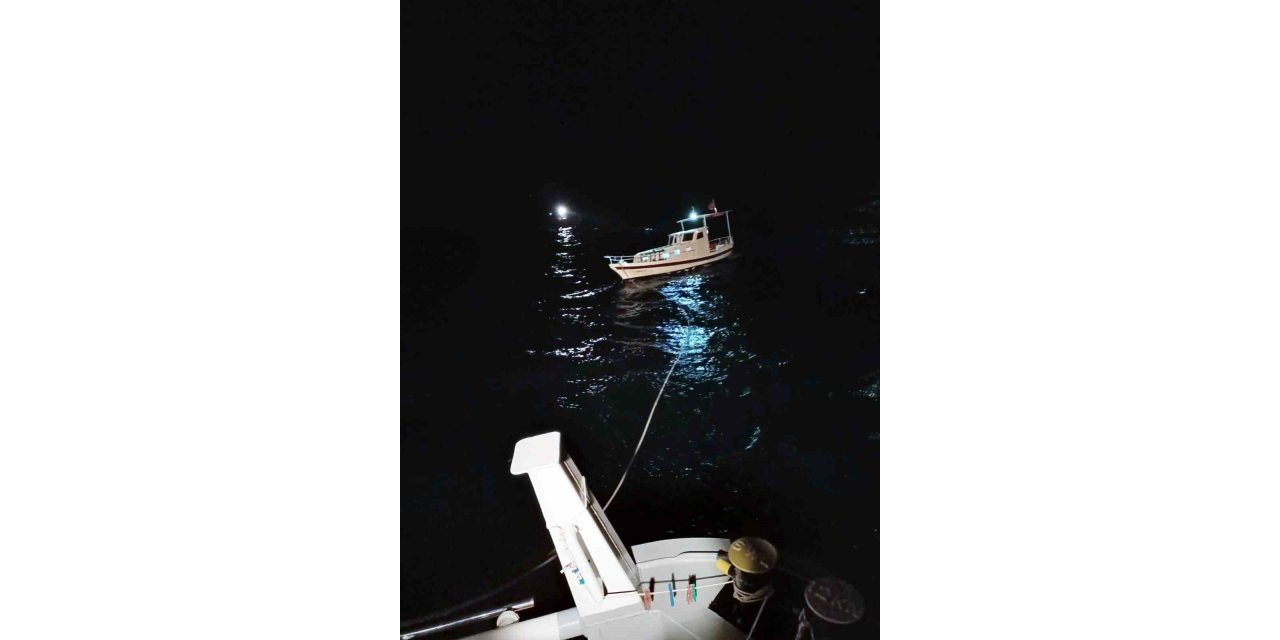 Arızalanan ve içinde 3 kişinin bulunduğu tekneyi Kıyı Emniyet ekipleri kurtardı