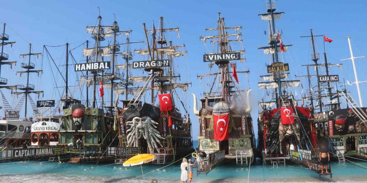 Ölüdeniz’de tekneciler çifte bayram kutladı