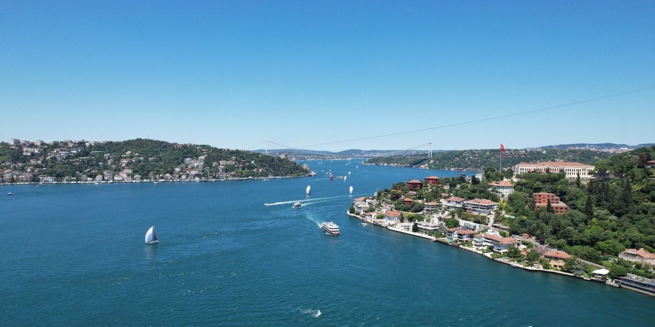 İstanbul Boğazında yelkenli şöleni