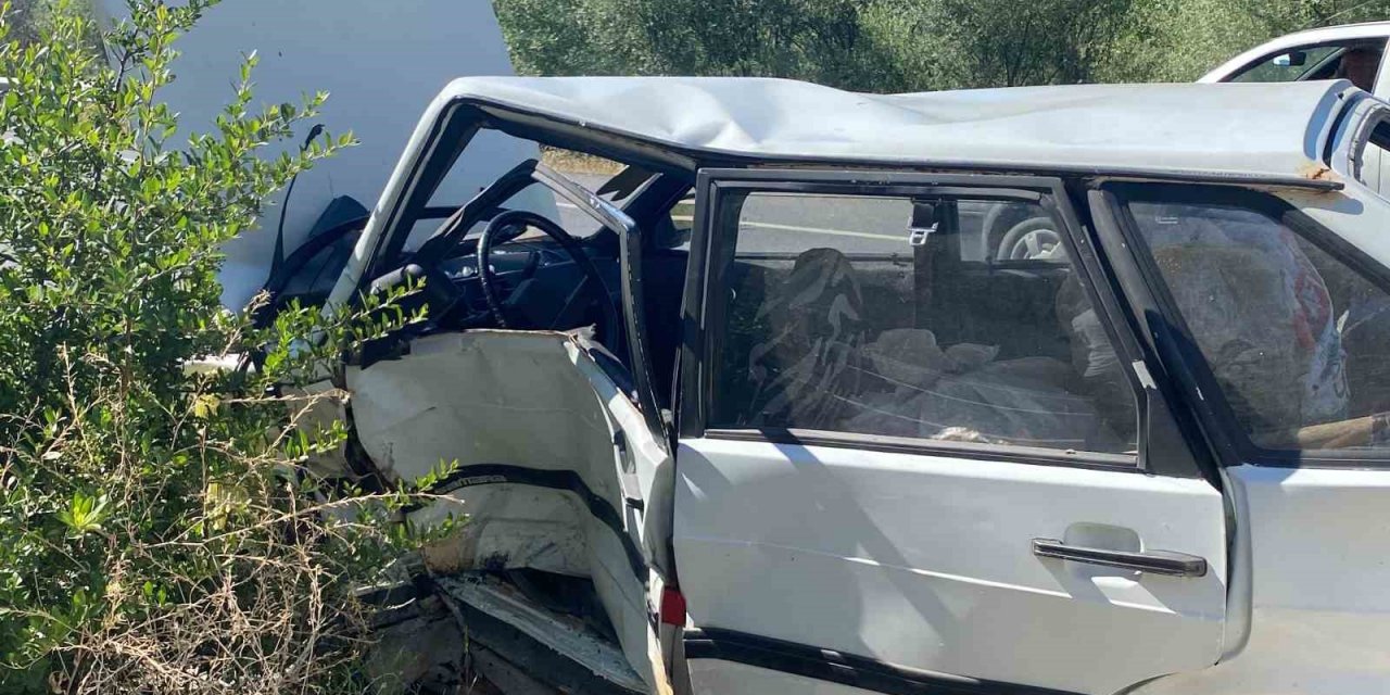 Uşak’ta iki otomobil çarpıştı: 2 yaralı