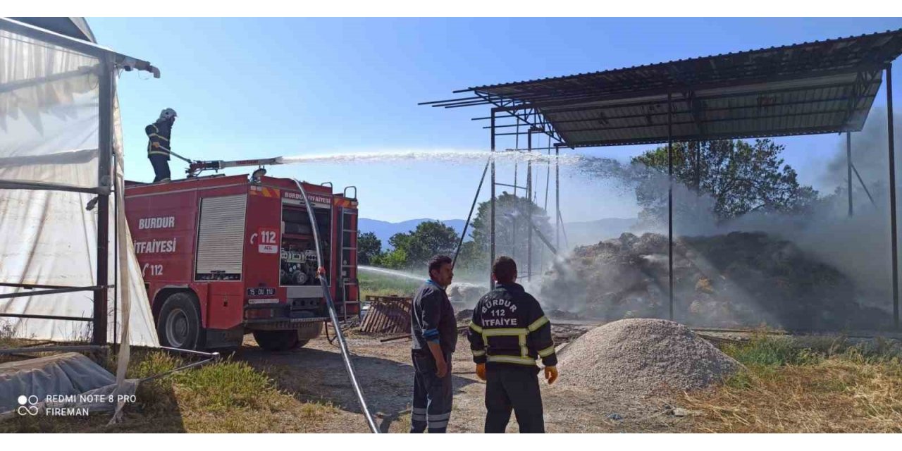 Kaynak makinesinden sıçrayan kıvılcım saman balyalarını kül etti